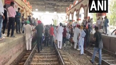 India News | Farmers Block Railway Tracks in Punjab After Cop Slaps Woman Protesting Against Land Acquisition