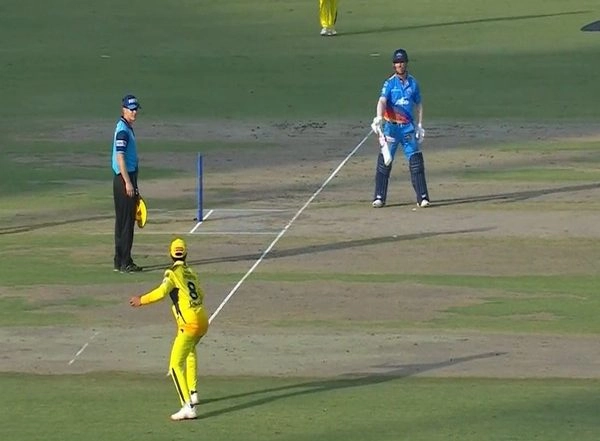 Sports News | Watch: DC's David Warner Imitates Ravindra Jadeja's Sword Celebration While Attempting to Steal Run During Match Against CSK