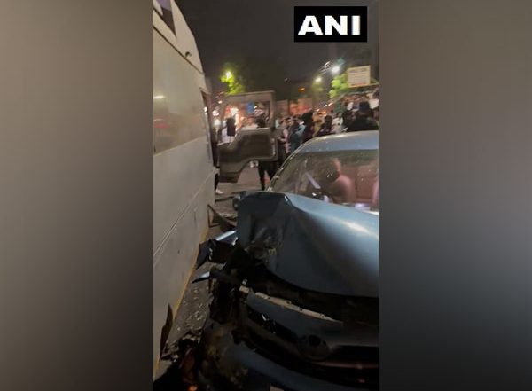 India News | Maharashtra: 2 Killed, 5 Injured After Car Crashes into Multiples Vehicles in Pune