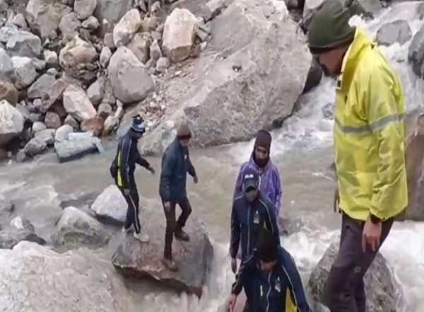 India News | SDRF Team Rescues Devotee Who Lost His Way at Garudchatti During Kedarnath Yatra