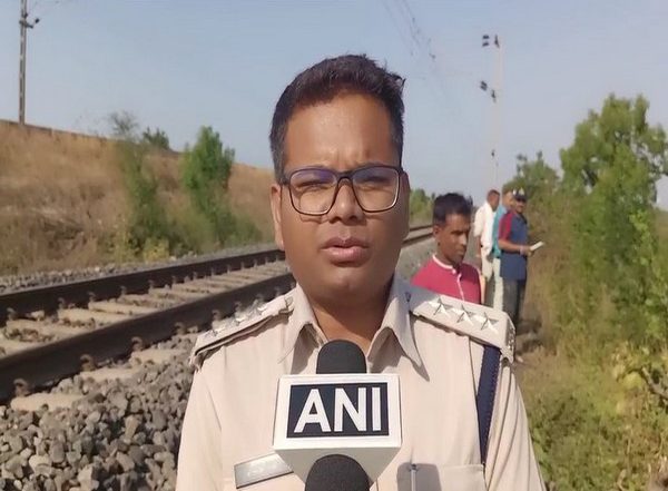 Madhya Pradesh: Police Constable Shoots Man Dead, Later Dies by Suicide by Jumping in Front of Train Over Alleged Love Affair in Shajapur