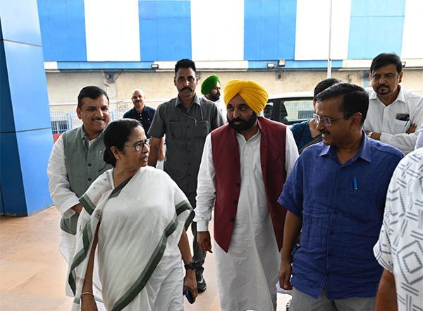India News | Kejriwal Meets West Bengal CM Mamata Banerjee to Ensure Bill on Delhi Services is Not Passed in Rajya Sabha