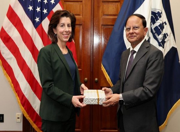 World News | PM Modi's Principal Secy Mishra, US Commerce Secy Raimondo Discuss Strengthening Economic Ties