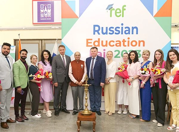 Business News | Consul General of Russia in Mumbai Addressed the Indian Medical Aspirants at Russian Education Fair
