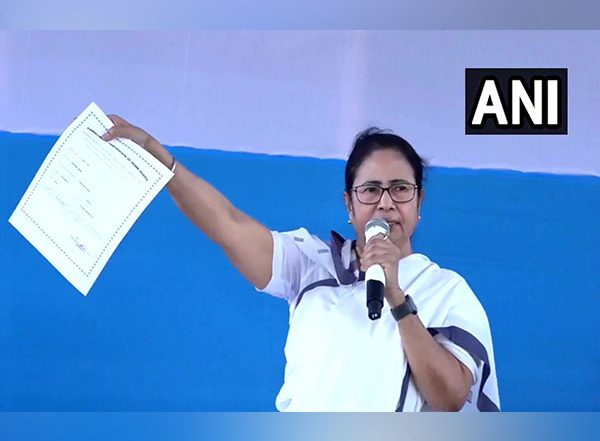 West Bengal CM Mamata Banerjee Announces Ex-Gratia of Rs 2.5 Lakh and Job to Medinipur Blast Victim Kin