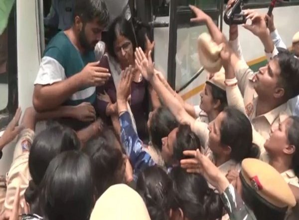 Wrestlers’ Protest: Security Personnel Detains Protesting Wrestlers As They Proceed Towards New Parliament Building (Watch Video)