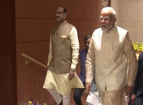 India News | PM Modi Receives Standing Ovation as He Walks into New Parliament Building