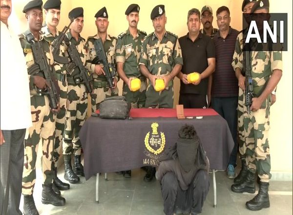 India News | Punjab: BSF Shoots Down Pak Drone Carrying Narcotics in Amritsar; Arrests Smuggler