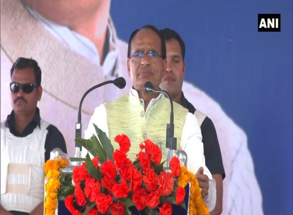 India News | MP CM Chouhan Distributes Offer Letters to Selected Applicants at Mega Job Fair in Bhopal