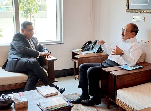 World News | UK MoS for South Asia Lord Tariq Ahmad Meets Former Foreign Secy Shringla in Delhi