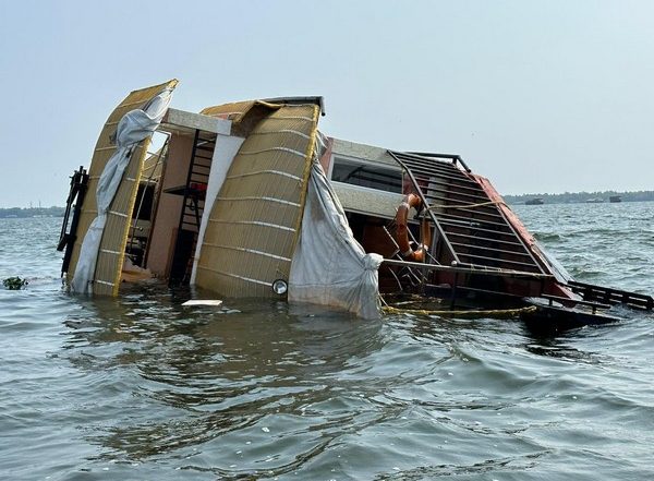 India News | Kerala: Narrow Escape for 3 Tourists as Houseboat Sinks in Alappuzha Lake
