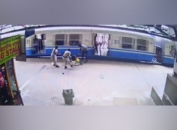 Telangana: Alert RPF Constable Saves Woman Passenger From Falling off Moving Train at Begumpet Railway Station (Watch Video)