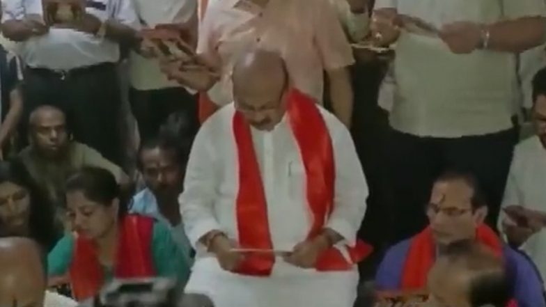 Karnataka CM Basavaraj Bommai, His Supporters Recite Hanuman Chalisa at Hanuman Mandir in Hubbali (Watch Video)