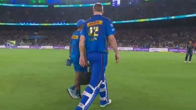 Cameron Green Retired Hurt: Injured Mumbai Indians All-Rounder Walks Off the Field After Ball Hits Arm During GT vs MI IPL 2023 Qualifier 2 Clash