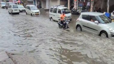 Delhi Rains: Heavy Rainfall and Thunderstorm Lash Parts of National Capital, Delhiites Share Pics and Videos As #DelhiRains Trends on Twitter