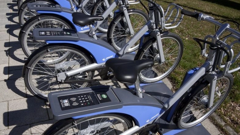 E-Bike Blast Video: EV Bursts Into Flames After Battery Explodes in London, Fire Department Asks Residents Not to Keep Electric Vehicles at Homes