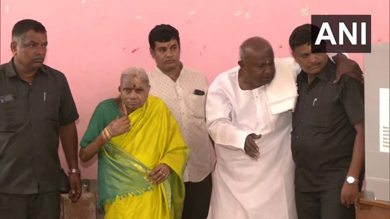 Karnataka Assembly Elections 2023: Ex-PM Deve Gowda Arrives in Chopper To Cast Vote in Hassan District