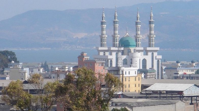 China Protest: Crowd Clashes With Police Over Plans To Demolish Najiaying Mosque in Yuxi (Watch Video)