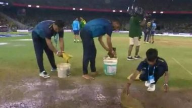 Ground Staff Uses Sponge to Dry Up Area Near Pitch As Rain Interrupts Play in CSK vs GT IPL 2023 Final at Narendra Modi Stadium, Fans React
