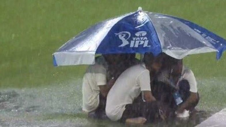 IPL 2023 Final: Unsung Heroes! Picture of Groundsmen Under One Umbrella at Narendra Modi Stadium During Rain in Ahmedabad Goes Viral