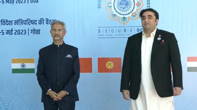 EAM S Jaishankar Welcomes Bilawal Bhutto Zardari for SCO Meeting in Goa Amid Strained India-Pakistan Ties, Duo Greet Each Other With Namaste (Watch Video)