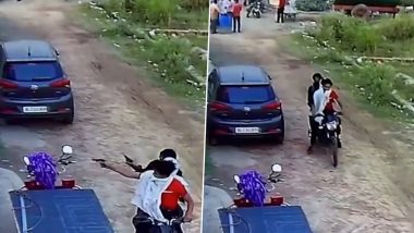 Delhi Shocker: Property Dealer Shot At by Three Masked Shooters After Extortion Call in Dichaon Kalan, CCTV Video Surfaces