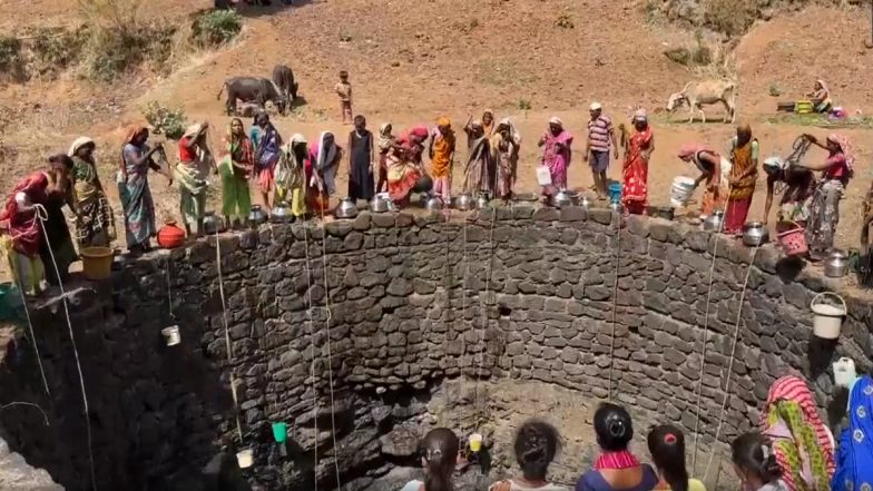 Nashik Water Crisis: Women Forced to Fetch Water From Well To Fulfil Daily Needs in Peint Village (Watch Video)