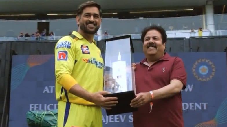 MS Dhoni Felicitated by BCCI Vice-President Rajeev Shukla With Special Award at the Start of LSG vs CSK IPL 2023 Match (Watch Video)