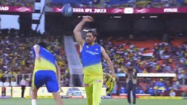 MS Dhoni Has Fun With Deepak Chahar at the Start of CSK vs GT IPL 2023 Final, Video Viral