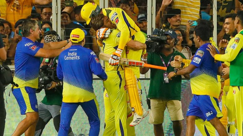 MS Dhoni Lifts Ravindra Jadeja After All-Rounder's Last Over Heroics in IPL 2023 Final vs Gujarat Titans, Video Goes Viral