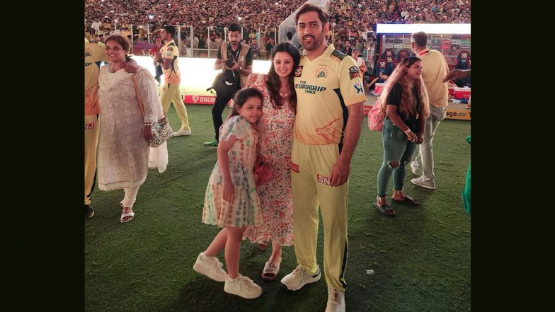 MS Dhoni Poses With Wife Sakshi Singh and Daughter Ziva After CSK's IPL 2023 Title Win (See Pic)