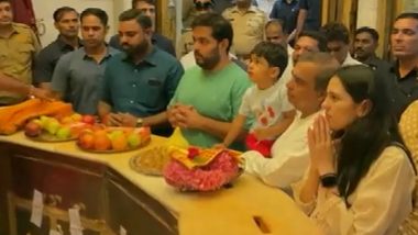 Mukesh Ambani and His Family Offer Prayers at Siddhivinayak Temple in Mumbai (Watch Video)