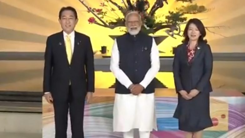 PM Narendra Modi Gets Welcomed by Japanese Counterpart Fumio Kishida As He Arrives for G7 Summit in Hiroshima (Watch Video)