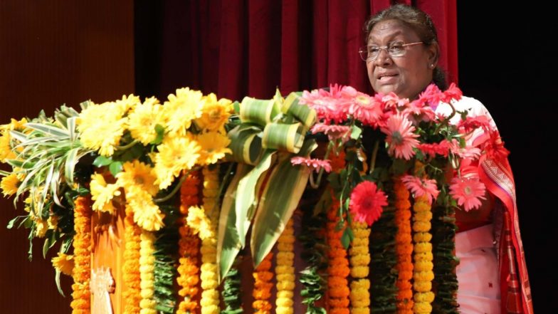 Odisha: President Droupadi Murmu Continues Her Speech in Darkness After Power Failure at Maharaja Sriram Chandra Bhanja Deo University (Watch Video)