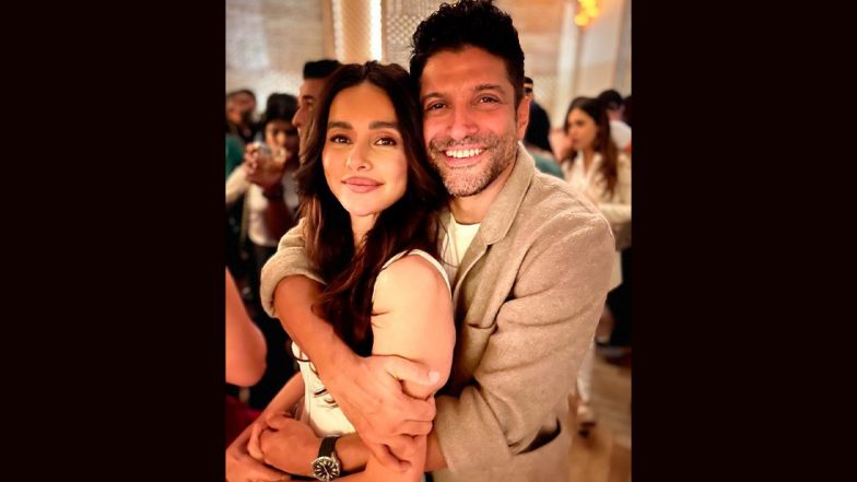 Farhan Akhtar Cuddles Wifey Shibani Dandekar in This Adorable Insta Pic!