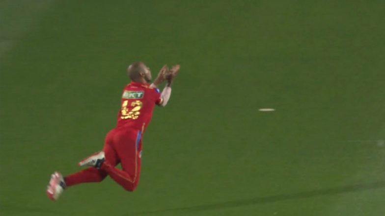 Shikhar Dhawan Takes Wonderful Catch to Dismiss David Warner During PBKS vs DC IPL 2023 Match (Watch Video)