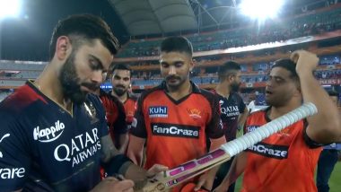 Virat Kohli Signs Autographs for Sunrisers Hyderabad Players After His Century in SRH vs RCB IPL 2023 Match, IPL Shares 'Spirit of Cricket' Video