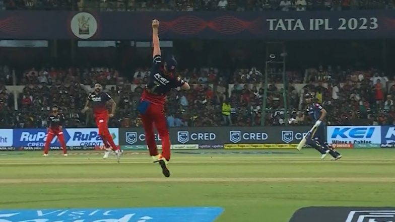 'Superman' Wayne Parnell Grabs Flying One Handed Catch To Dismiss Wriddhiman Saha During RCB vs GT IPL 2023 Match (Watch Video)