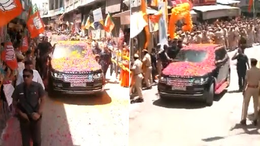 PM Narendra Modi Welcomed With Flower Showers: Locals Shower Flower Petals on Prime Minister's Car When He Arrives in Rajasthan's Nathdwara (Watch Video)