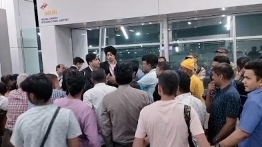 SpiceJet Flight Gets Delayed and Rescheduled Multiple Times, Angry Passengers Create Ruckus at Mumbai Airport (Watch Videos)