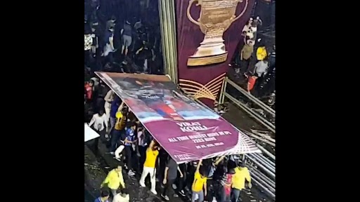 IPL 2023 Final: Fans Take Shelter Under Virat Kohli Hoarding at Narendra Modi Stadium Amid Rains in Ahmedabad, Picture Goes Viral