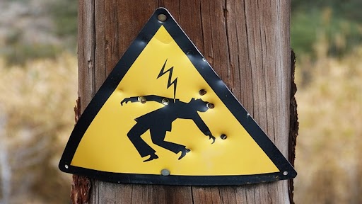 Teenager Dies of Electrocution: 13-Year-Old Girl Died After Receiving Electric Shock From High-Tension Cable While Playing at Her Residence in Karnataka