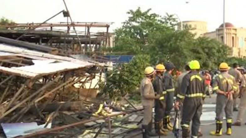 Ekana Stadium Accident News: Advertisement Hoarding Falls on Car Due to Strong Wind in Lucknow, Kills Two in Uttar Pradesh (Watch Video)