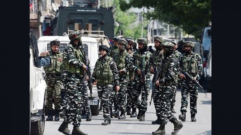 Jammu and Kashmir: Encounter Underway in Kulgam; Three Security Personnel Injured (Watch Video)