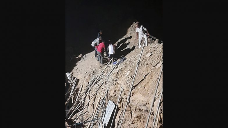 Madhya Pradesh Bridge Collapse: Labourer Dies As Under-Construction Bridge Collapses in Katni