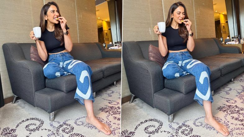 Rakul Preet Singh Looks Adorable in Black Crop Top and Denim, De De Pyaar De Actor Shares Cute Pics Having Tea