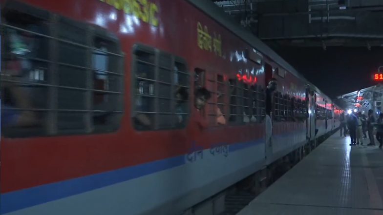 Coromandel Express Arrives at Balasore Railway Station: Ill-Fated Train Reaches Place Where Odisha Train Tragedy Occurred (Watch Video)