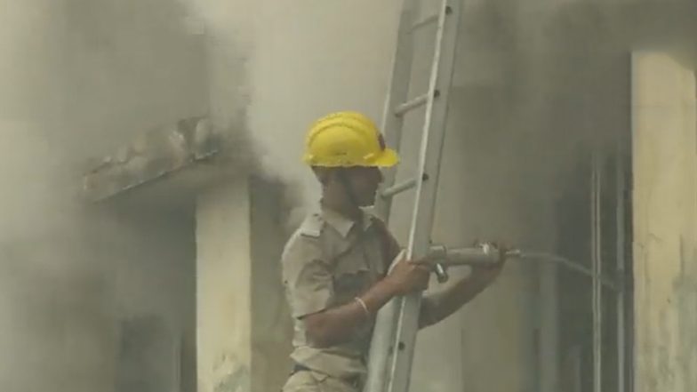 Kolkata Fire: Massive Blaze Erupts in Five-Story Ganesh Chandra Avenue Building; Dousing Efforts Underway (Watch Video)