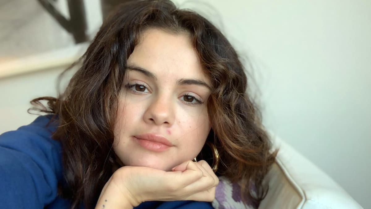 Selena Gomez Shouts I’m single While Watching Football Game