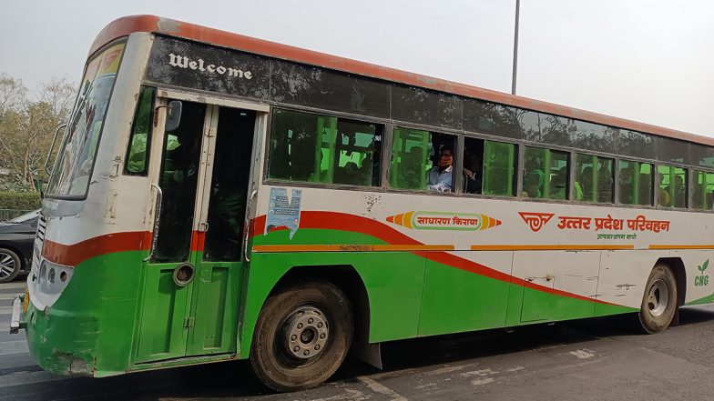 UP Roadways Bus Halts Mid-Way as Two Men Get Down to Offer Namaz in Bareilly, Police React After Video Surfaces Online